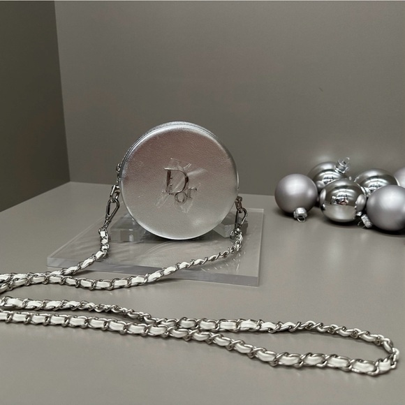 π₯DIOR MAKEUP POUCH IN SILVER METALLIC ON A SILVER AND WHITE CHAIN NWOT. - Picture 4 of 6
